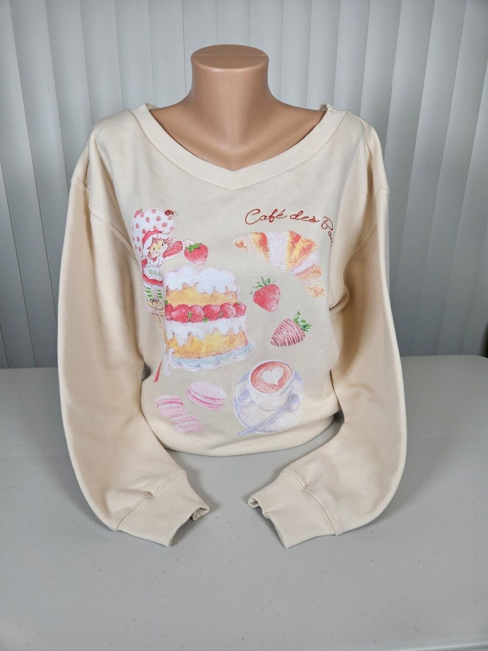 Strawberry Shortcake Graphic Sweatshirt  Oversized Small Cafe des Bonbons Cream